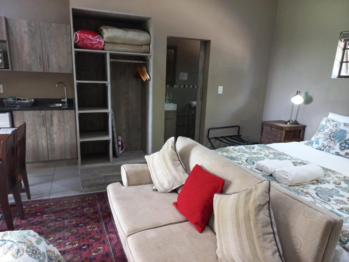 A Little Guesthouse บลูมฟอนเทน ภายนอก รูปภาพ