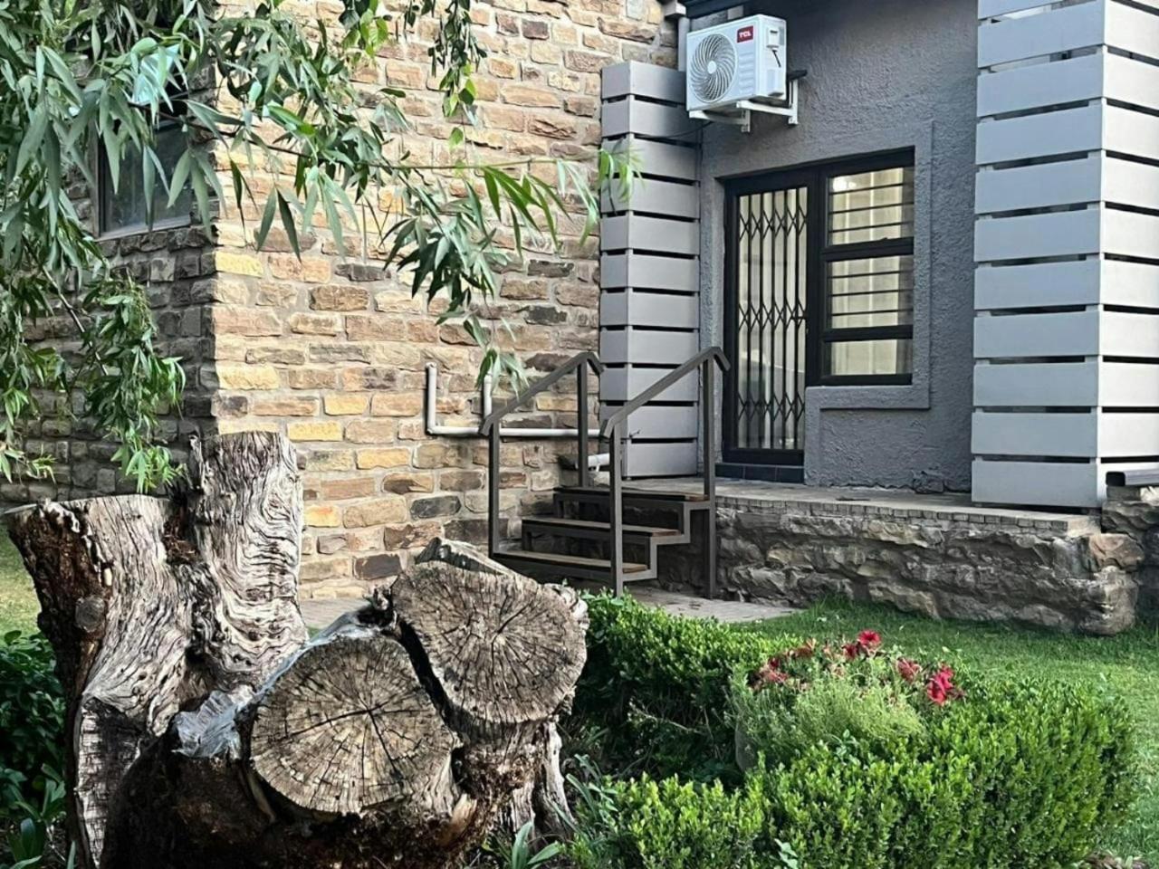 A Little Guesthouse บลูมฟอนเทน ภายนอก รูปภาพ