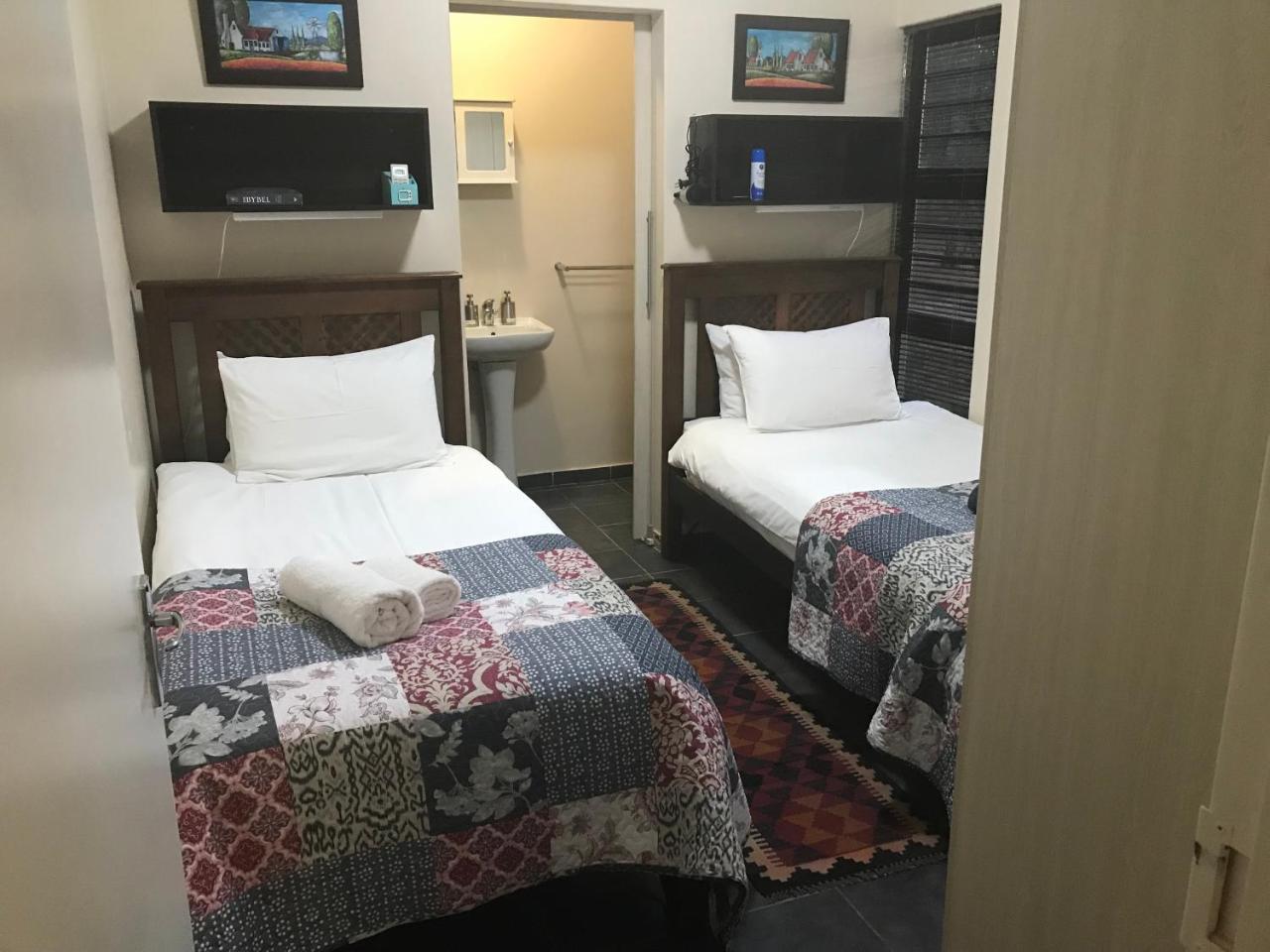 A Little Guesthouse บลูมฟอนเทน ภายนอก รูปภาพ