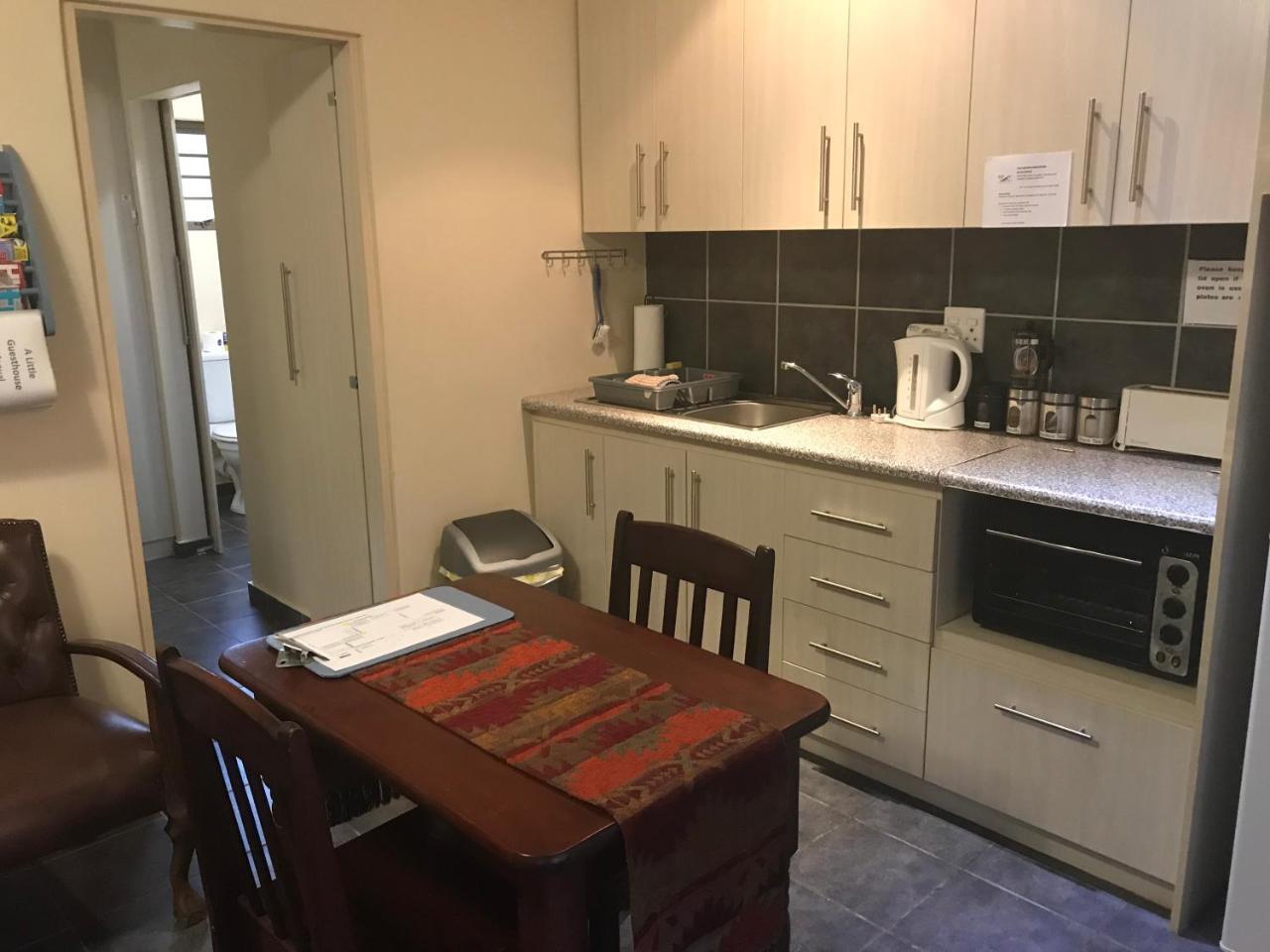 A Little Guesthouse บลูมฟอนเทน ภายนอก รูปภาพ
